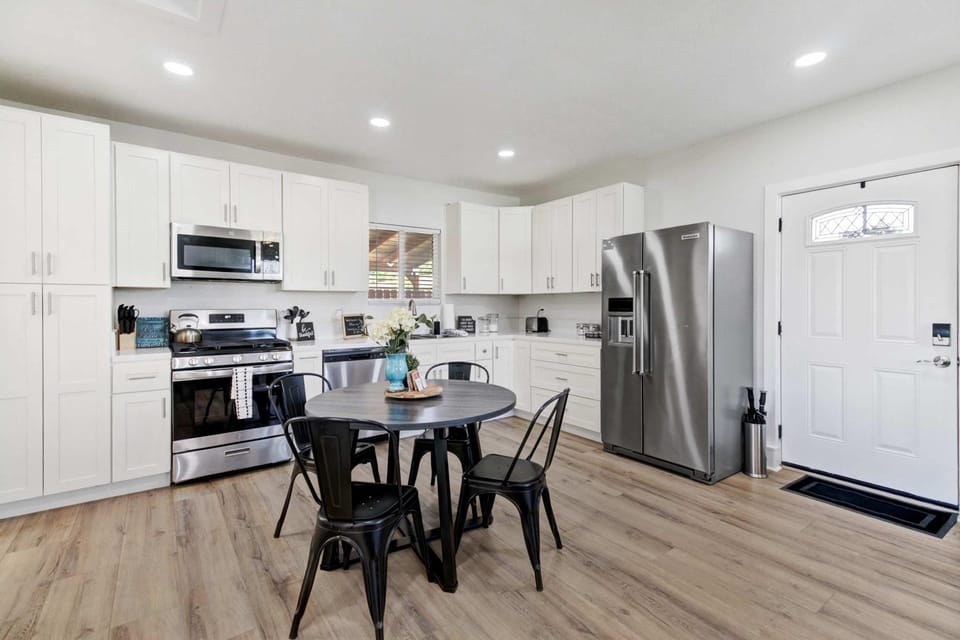Country Charmer Single Story Cottage Pet Friendly House in Granite Bay