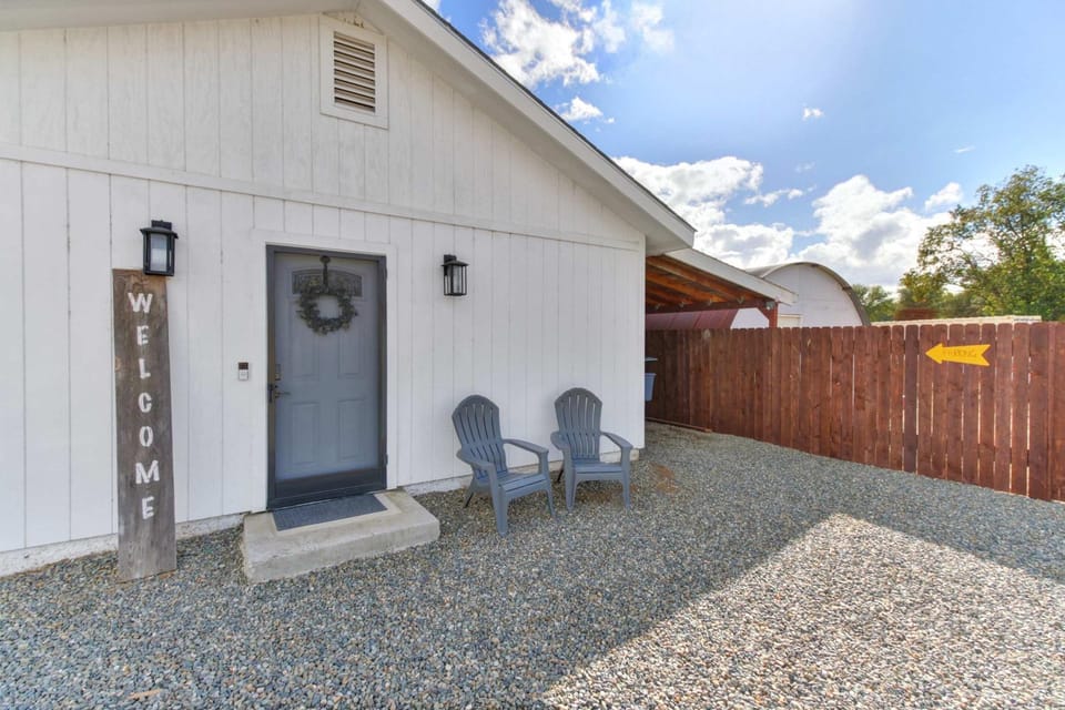 Country Charmer Single Story Cottage Pet Friendly House in Granite Bay
