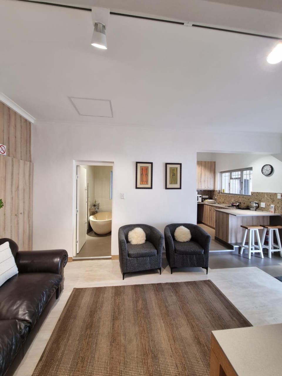 Bathroom, Kitchen or kitchenette, Lounge or bar