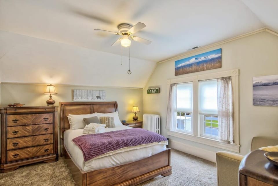 Victorian Charm With Hot Tub & Fire Pit Downtown House in Colorado Springs