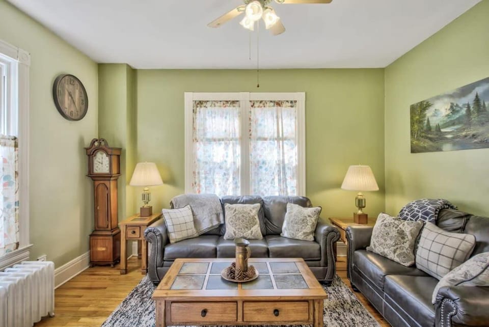 Victorian Charm With Hot Tub & Fire Pit Downtown House in Colorado Springs