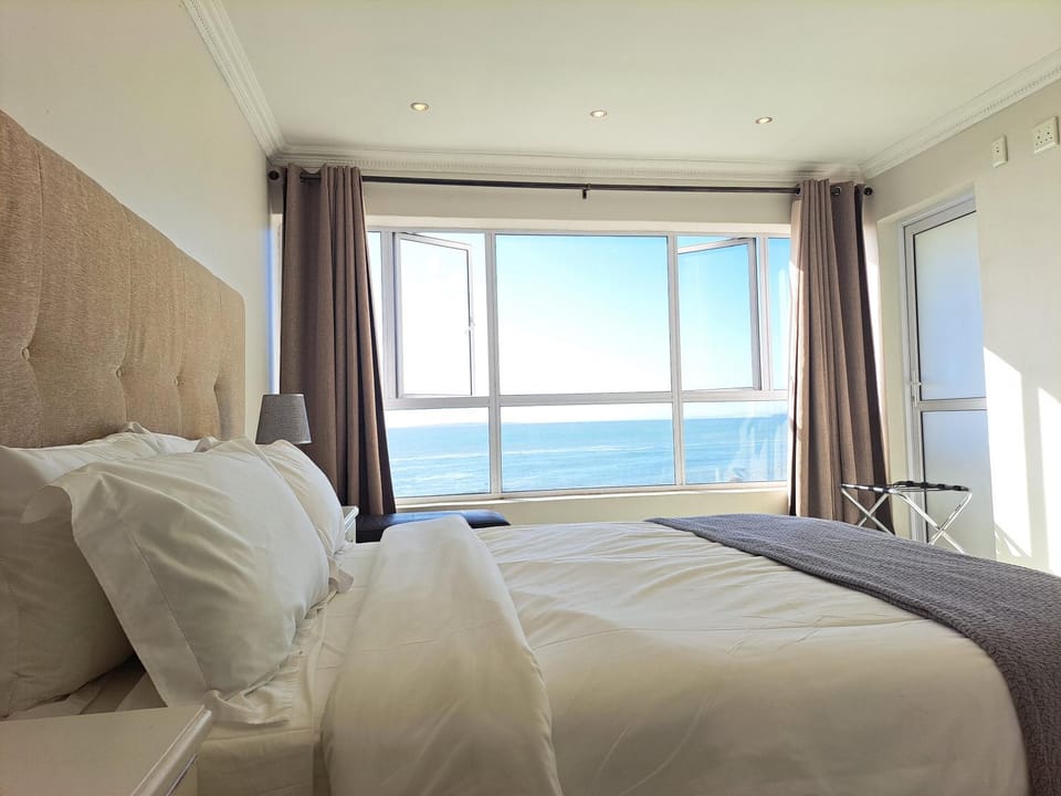 3 Bedroom Sea Facing Family Apartment Cape Town Moullie Point Apartment in Cape Town