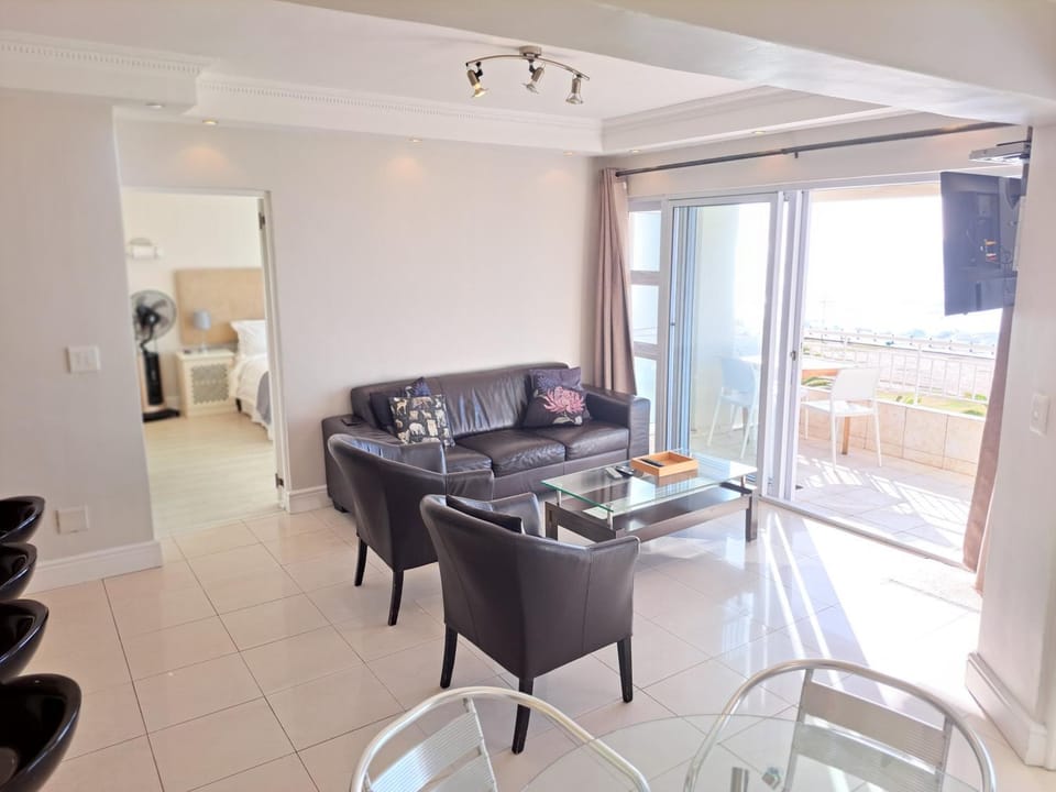 3 Bedroom Sea Facing Family Apartment Cape Town Moullie Point Apartment in Cape Town