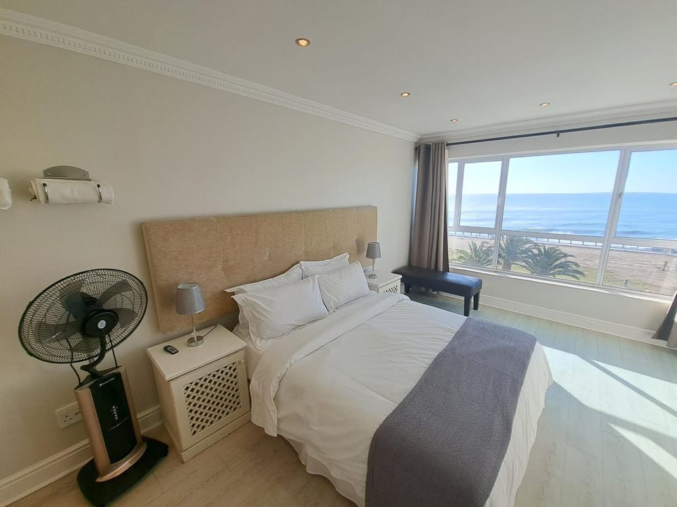 3 Bedroom Sea Facing Family Apartment Cape Town Moullie Point Apartment in Cape Town