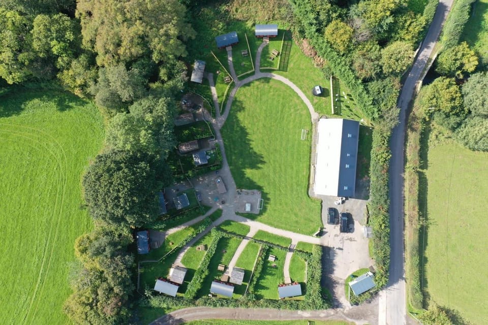 Luxury cosy carriage with electric private hot tub Apartment in Crucorney