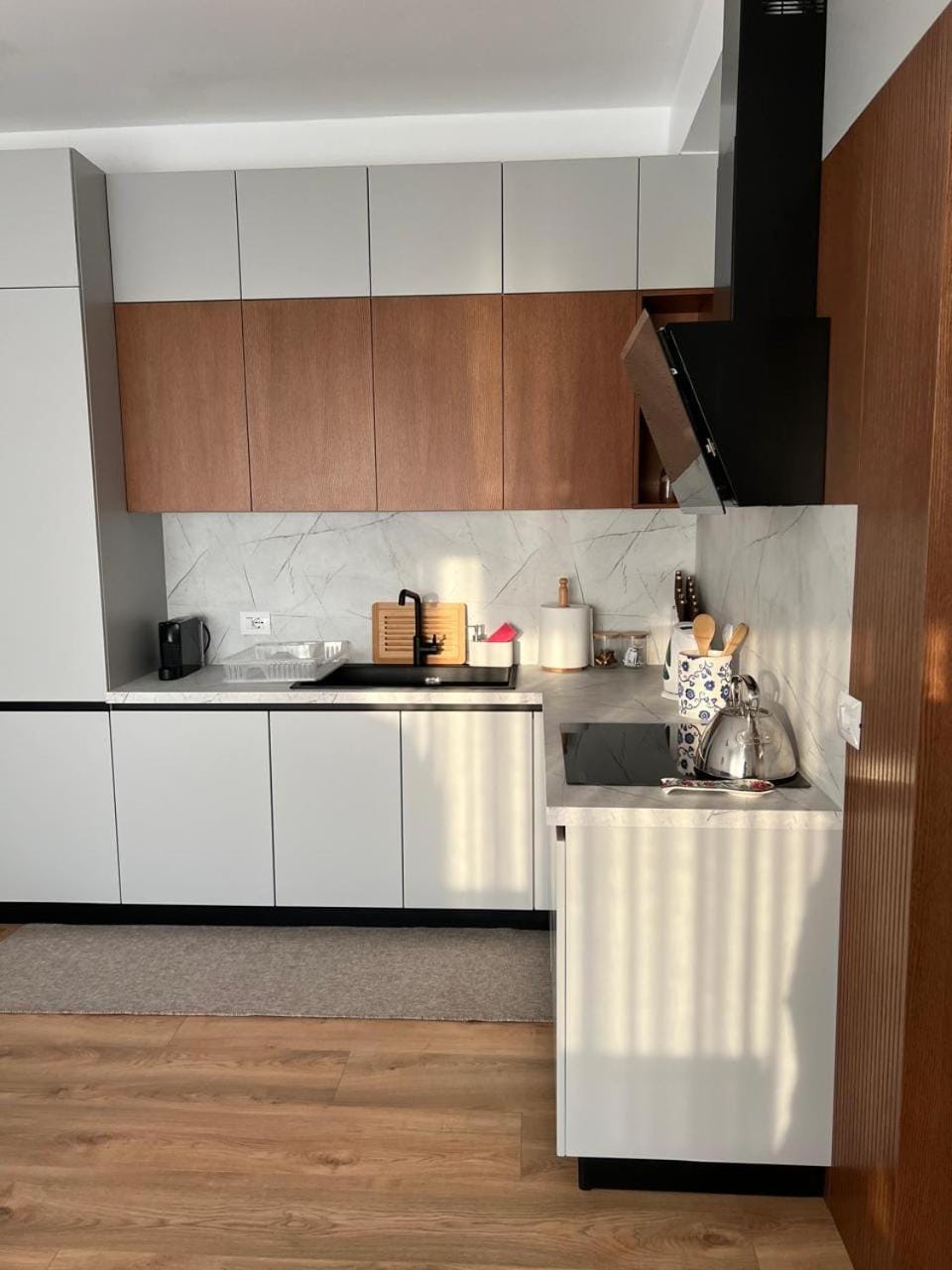 Coffee/tea facilities, Kitchen or kitchenette, stove