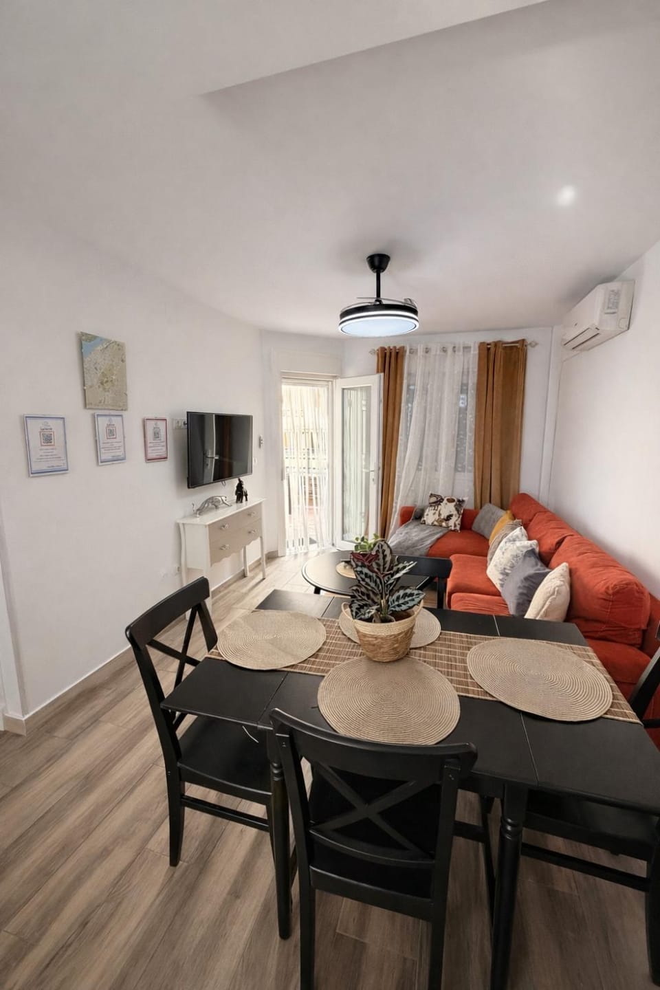 Communal lounge/ TV room, Living room, Dining area