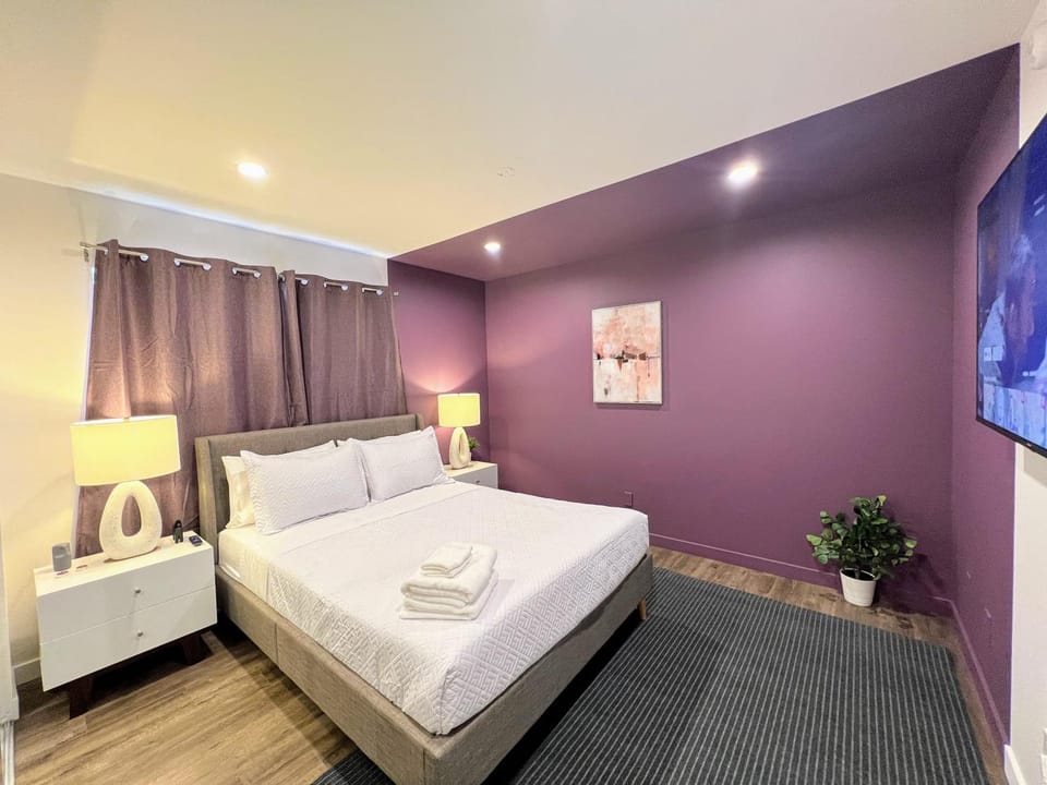 Bed, TV and multimedia, Photo of the whole room, Bedroom, towels