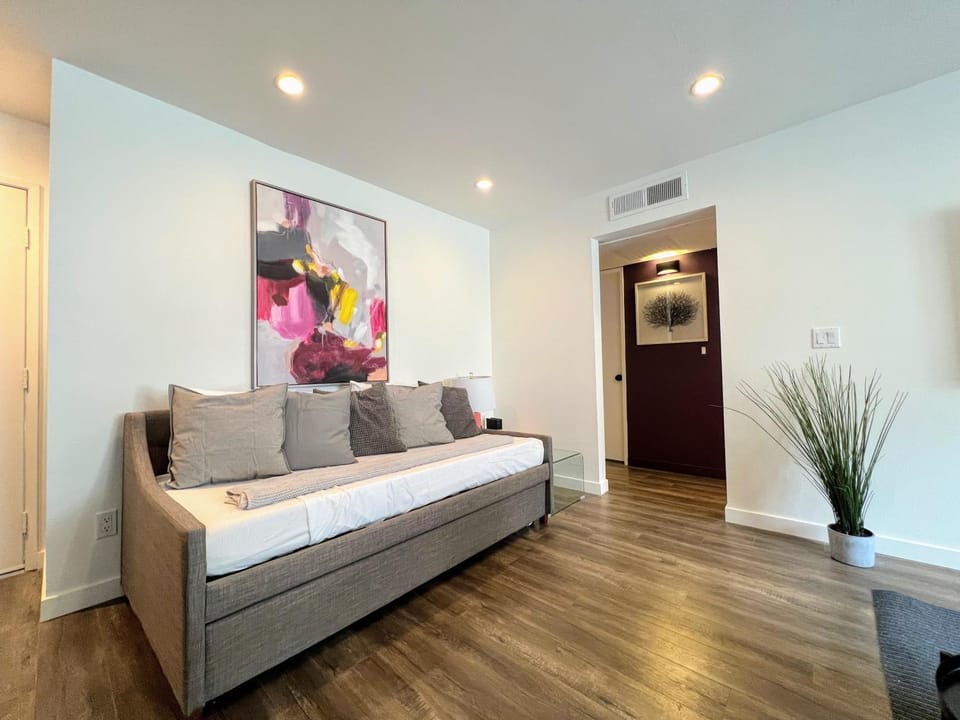 Photo of the whole room, Seating area, air conditioner