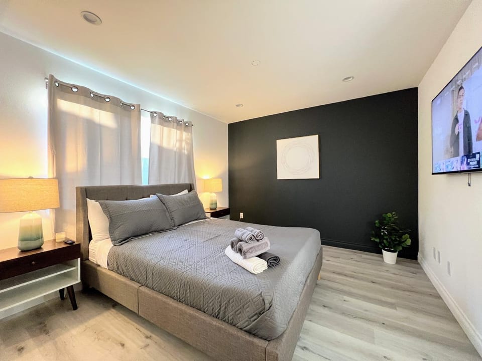 Bed, Photo of the whole room, Seating area, Bedroom, towels