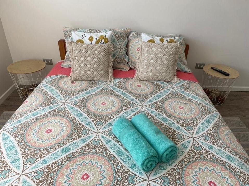 Bed, Bedroom, towels