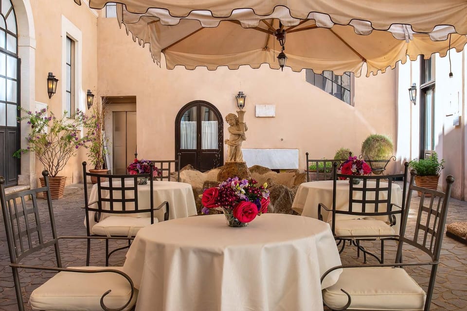 Restaurant/places to eat, Lounge or bar, Food and drinks, Decorative detail