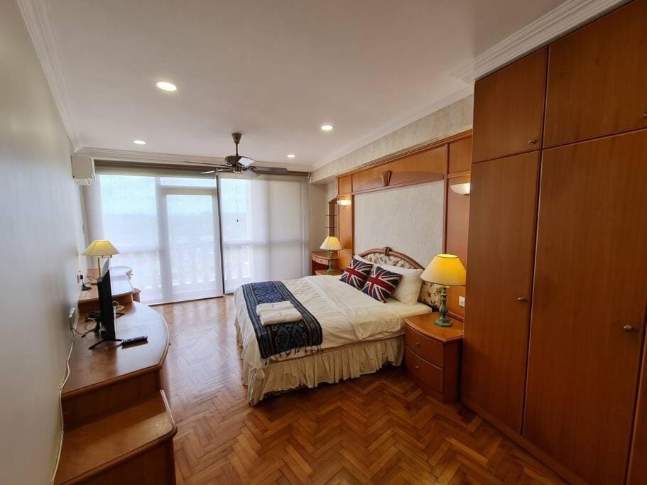 Lovely Waterfront Riverbank Suite with Pool Apartment in Kuching