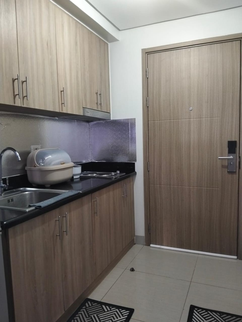 Staycation Infront of Moa Residences Tower A Near Dfa Macapagal, NU Moa, PICC, World Trade, Star City, Ayala Mall, Parqal Mall, NAIA 1,2,3 Apartment in Pasay