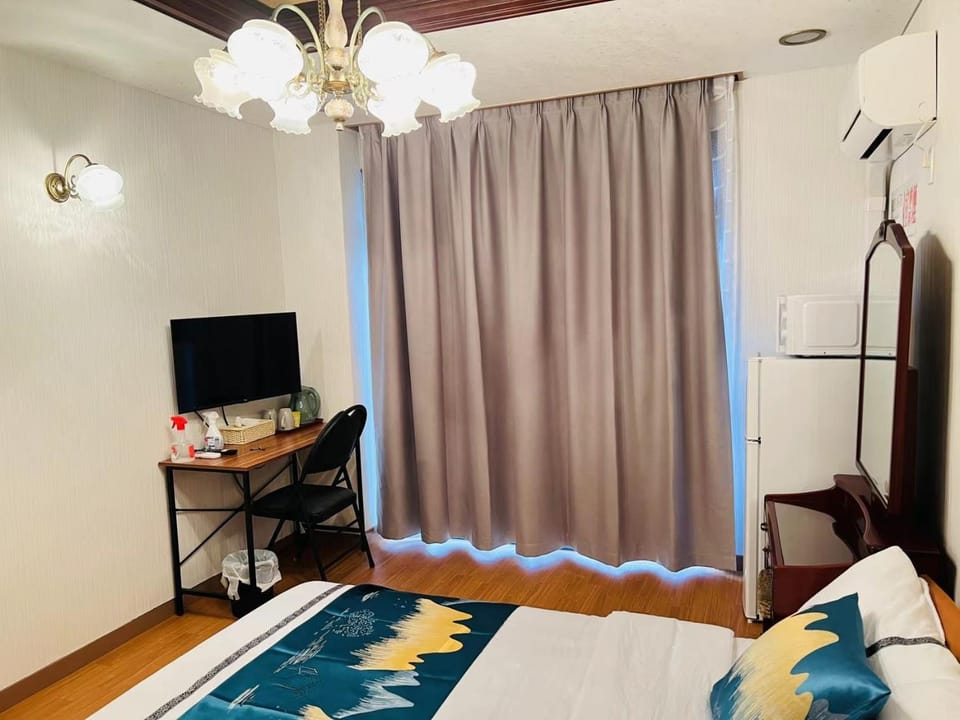 Bed, TV and multimedia, Photo of the whole room, Bedroom, hair dresser