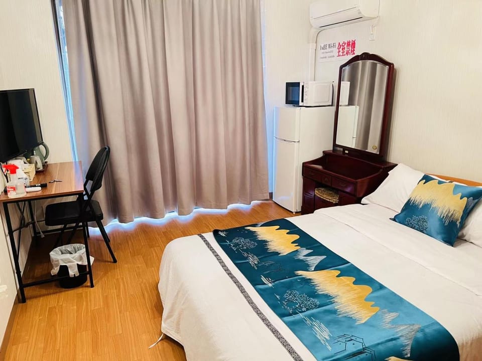Bed, TV and multimedia, Photo of the whole room, Bedroom, hair dresser