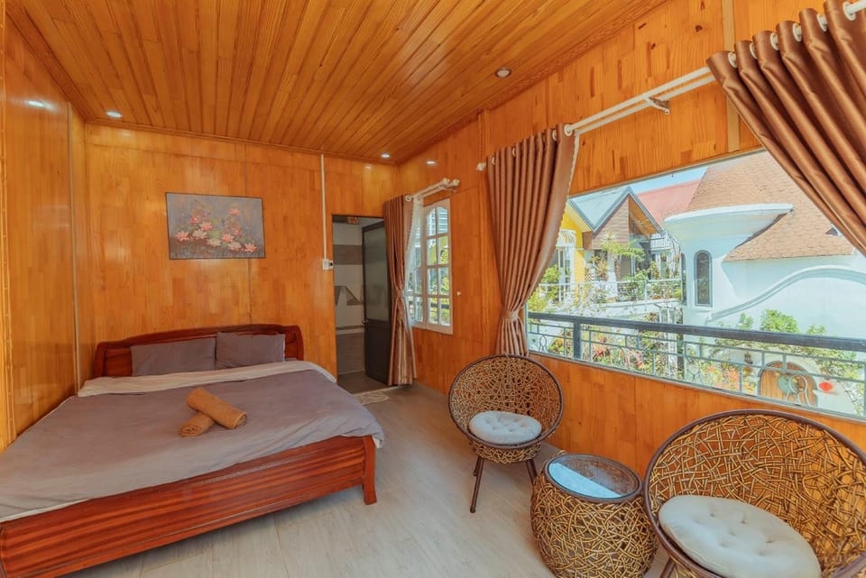 Bed, TV and multimedia, Photo of the whole room, Seating area, Bedroom