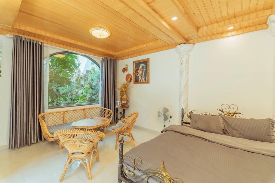 Bed, Living room, Photo of the whole room, Seating area, Bedroom, Inner courtyard view