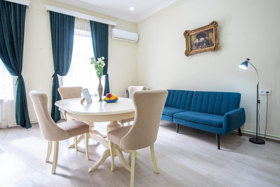 Living room, Seating area, Dining area, air conditioner