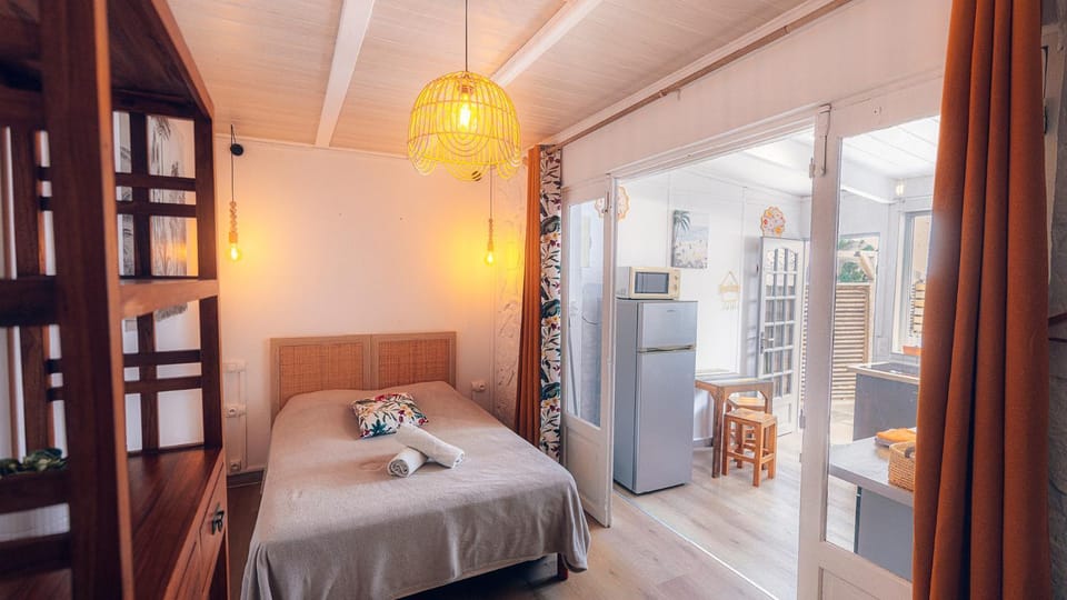 Bed, Living room, Bedroom