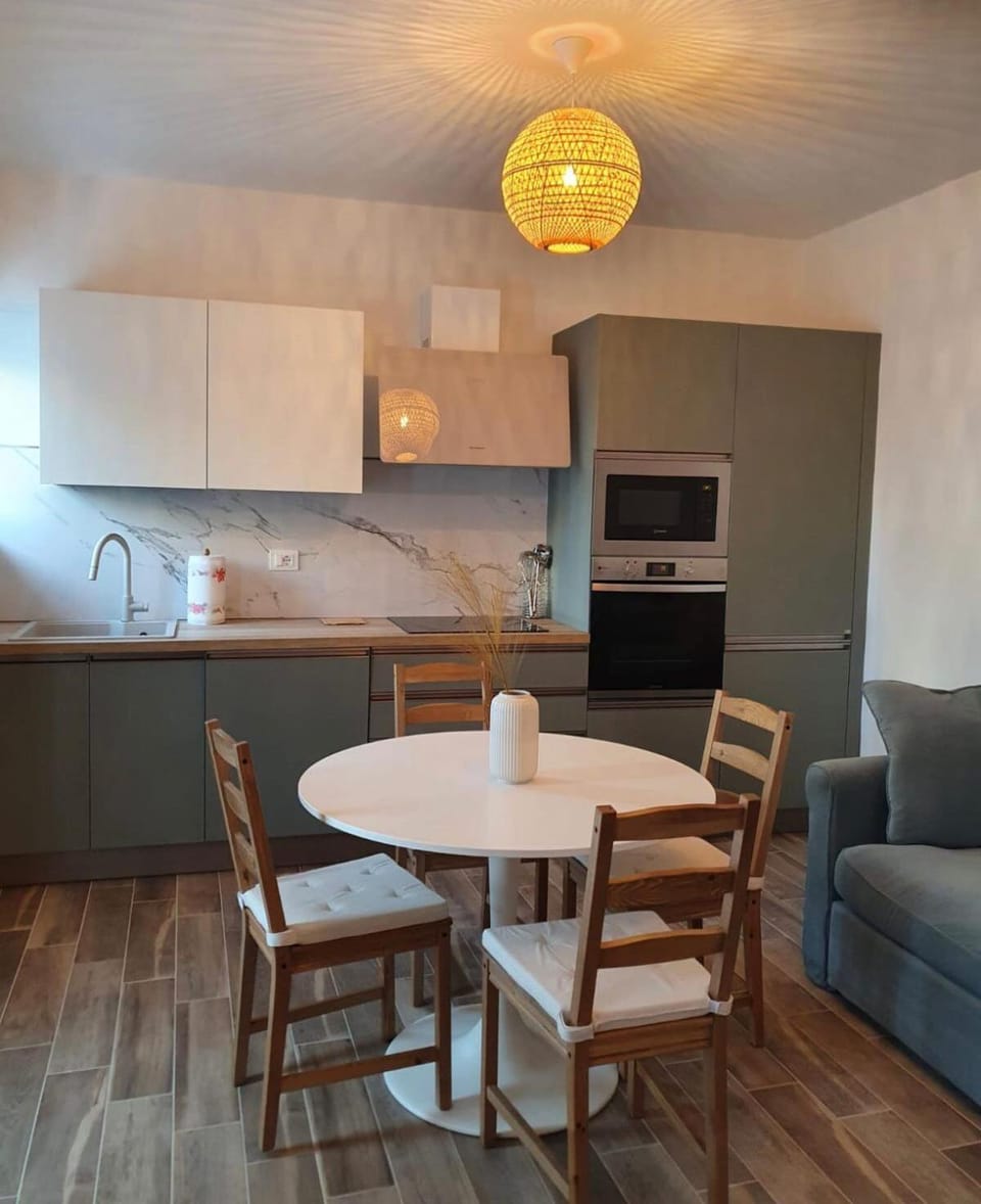 Kitchen or kitchenette, Living room, Dining area, minibar, pet friendly, stove
