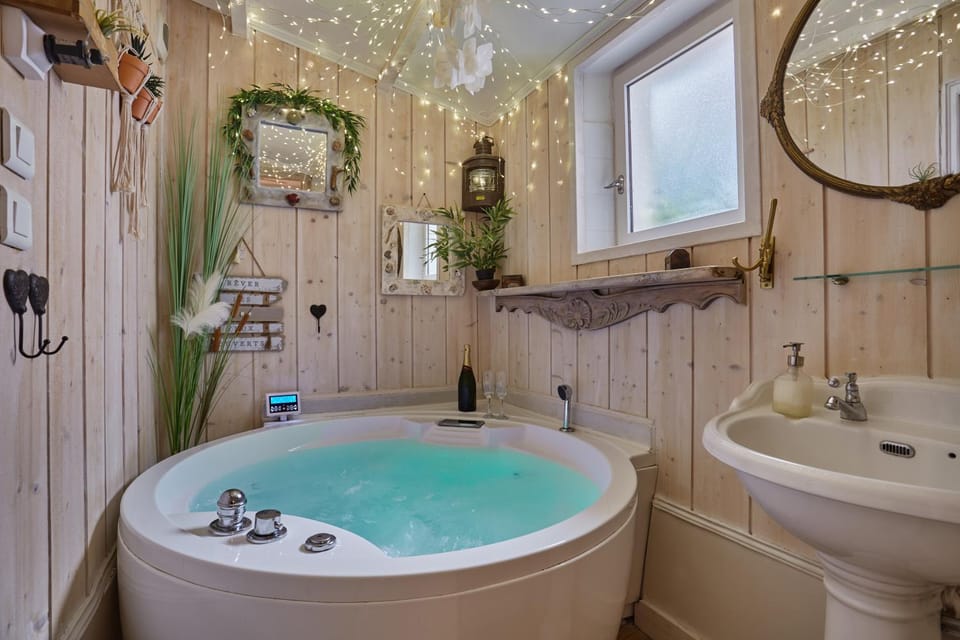 Appart Aix sauna jacuzzi balneo spa privatifs hyper centre historique cour intérieur Apartment in Aix-en-Provence