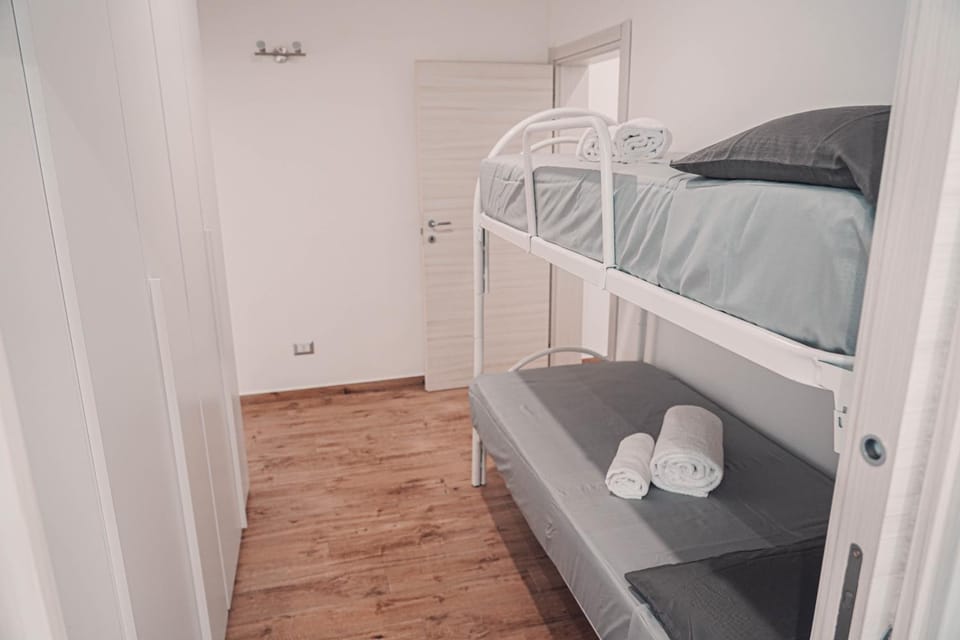 Bed, Photo of the whole room, Bedroom, bunk bed, towels