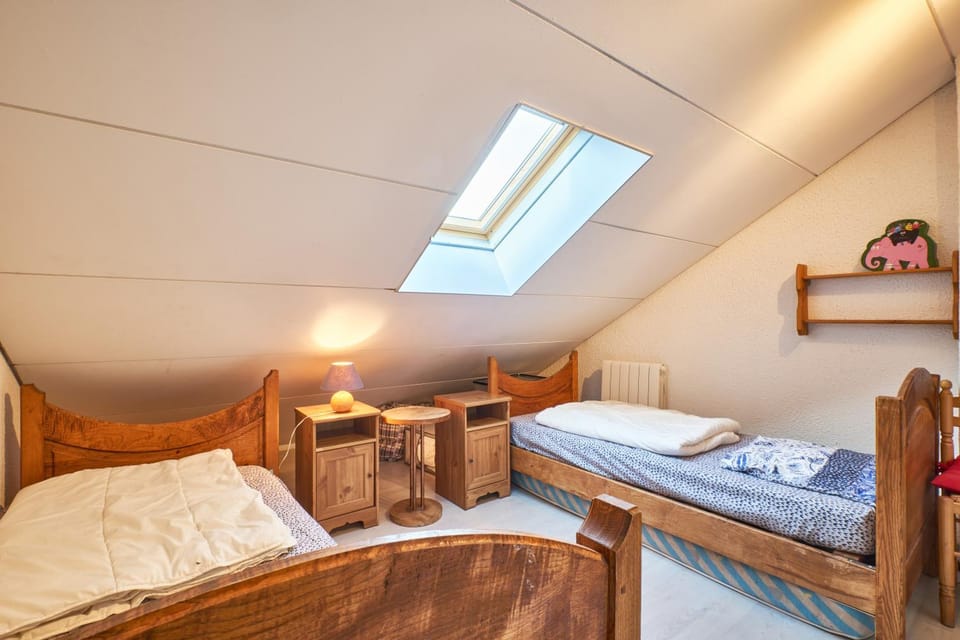 Property building, Living room, Bedroom