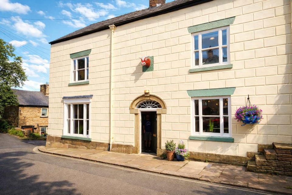 Bulls Head Historic Home With Garden And Hot Tub House in High Peak District