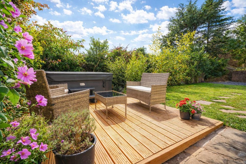 Bulls Head Historic Home With Garden And Hot Tub House in High Peak District