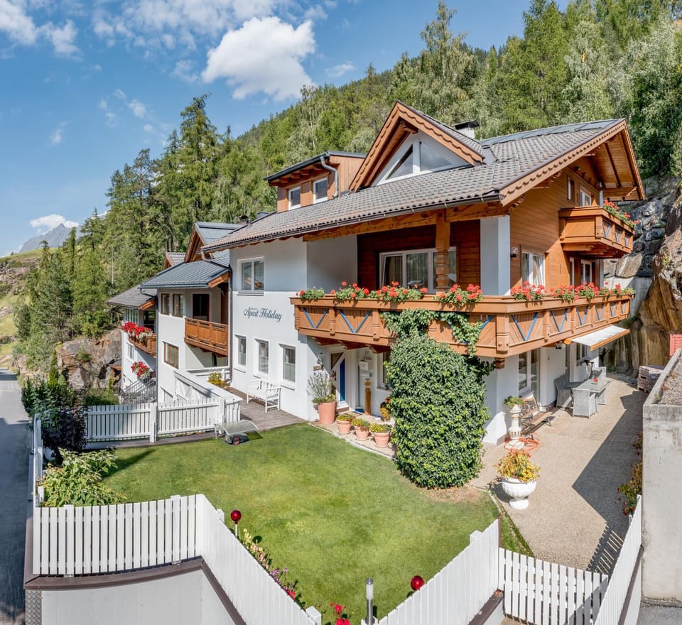Property building, Summer, Garden, Balcony/Terrace, Garden view, Mountain view