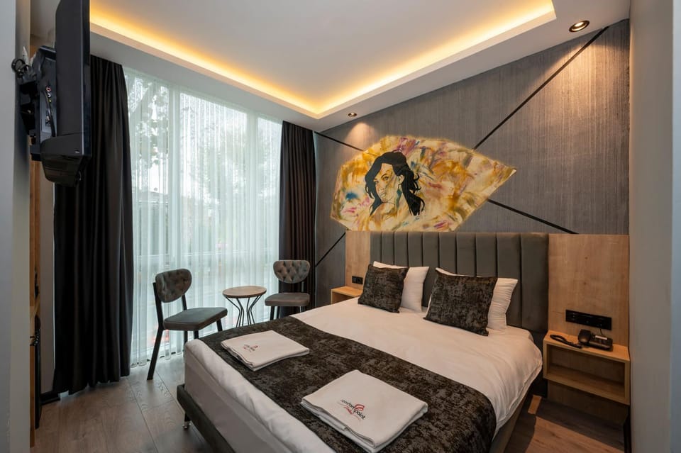Bed, TV and multimedia, Living room, Photo of the whole room, Seating area, Bedroom