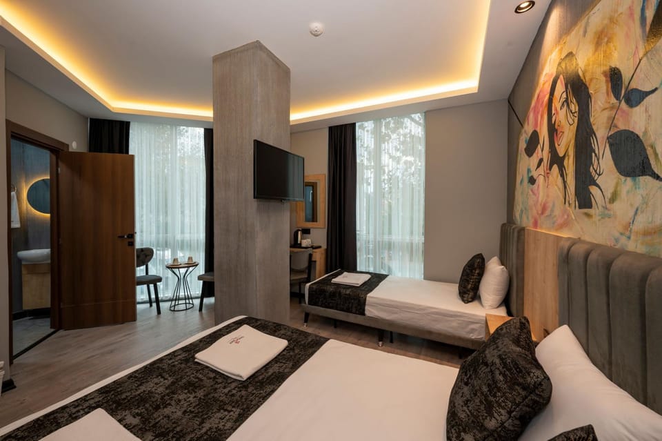 Communal lounge/ TV room, Bed, TV and multimedia, Living room, Photo of the whole room, Seating area, Evening entertainment, Bedroom