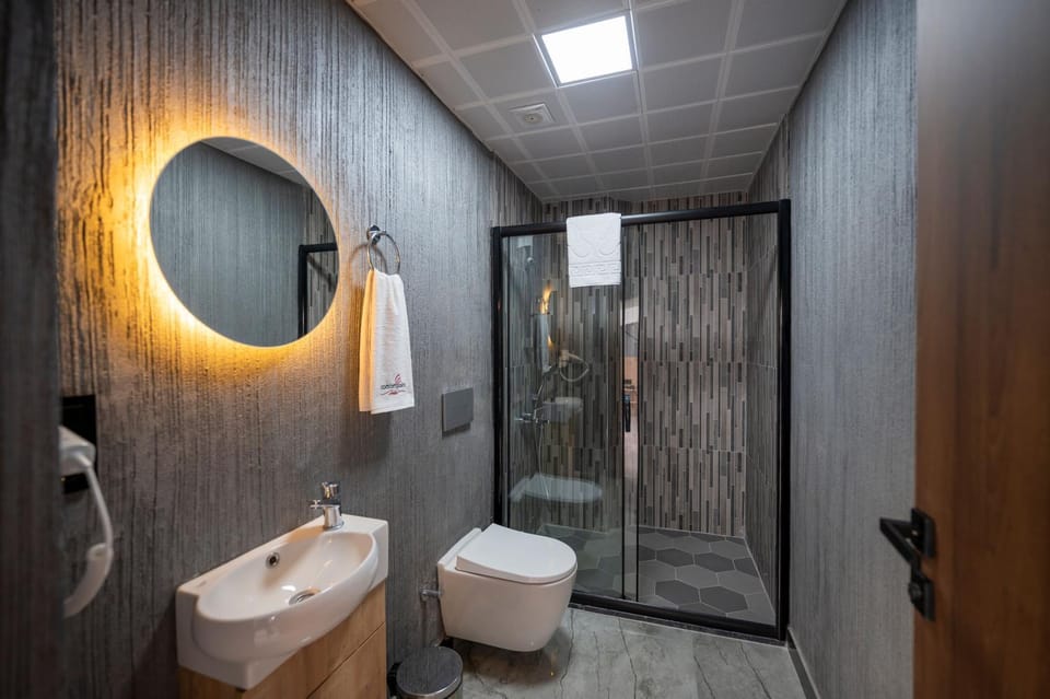 Shower, Toilet, Bathroom, bidet, towels