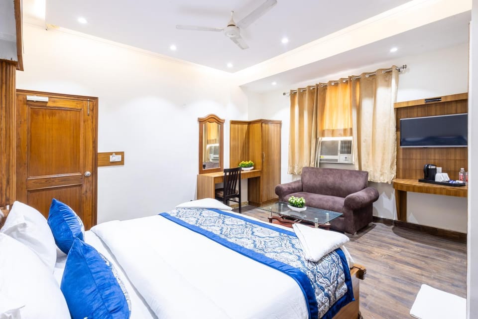 TV and multimedia, Photo of the whole room, Seating area, Bedroom