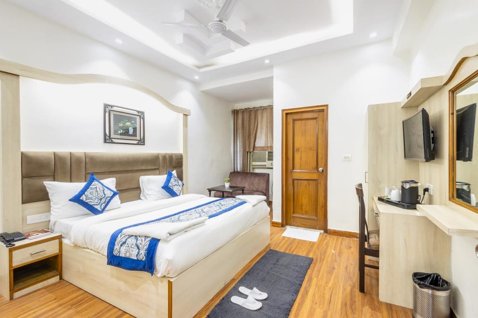 Bed, TV and multimedia, Photo of the whole room, Seating area, Bedroom