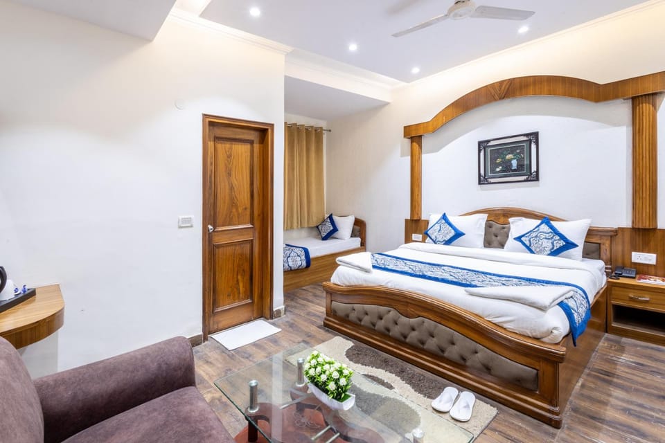 Bed, TV and multimedia, Photo of the whole room, Seating area, Bedroom