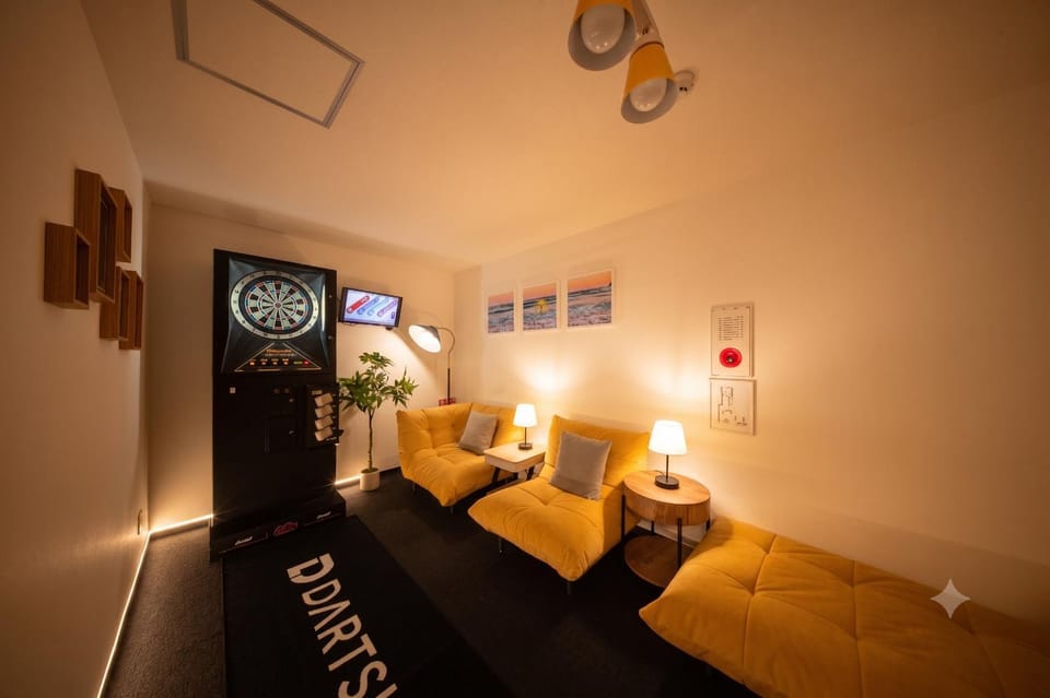 Darts, Dining area