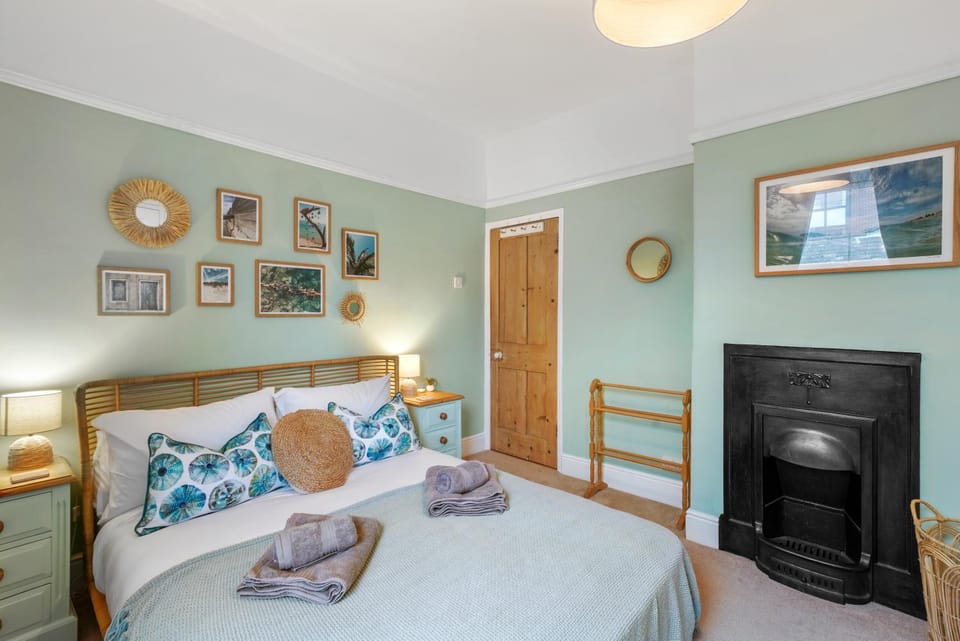 Bed, Photo of the whole room, Decorative detail, Bedroom, towels