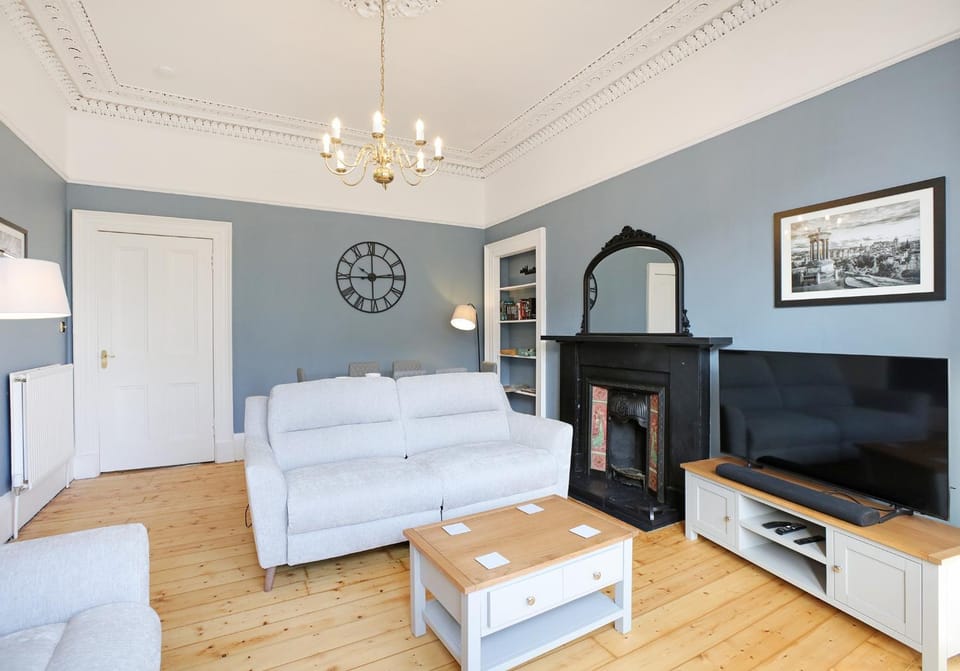TV and multimedia, Living room, Decorative detail, Seating area
