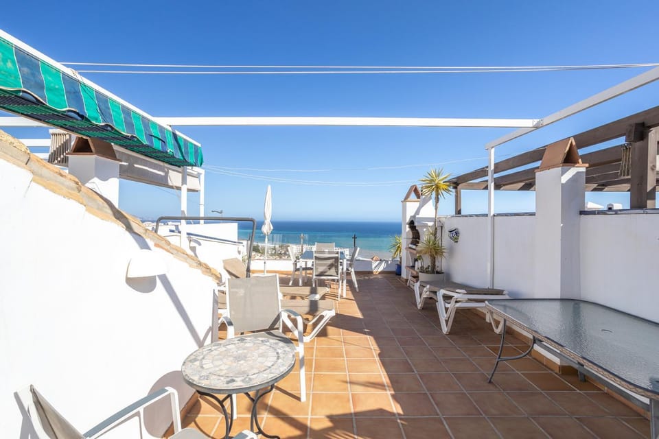 Property building, Balcony/Terrace, Living room
