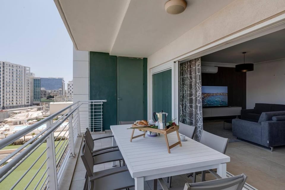 602 Sliema 3Bed seafront with Pool by Homely House in Sliema