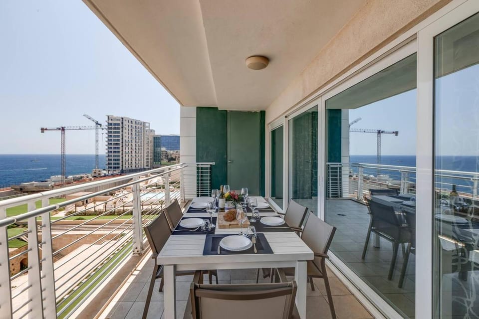 602 Sliema 3Bed seafront with Pool by Homely House in Sliema