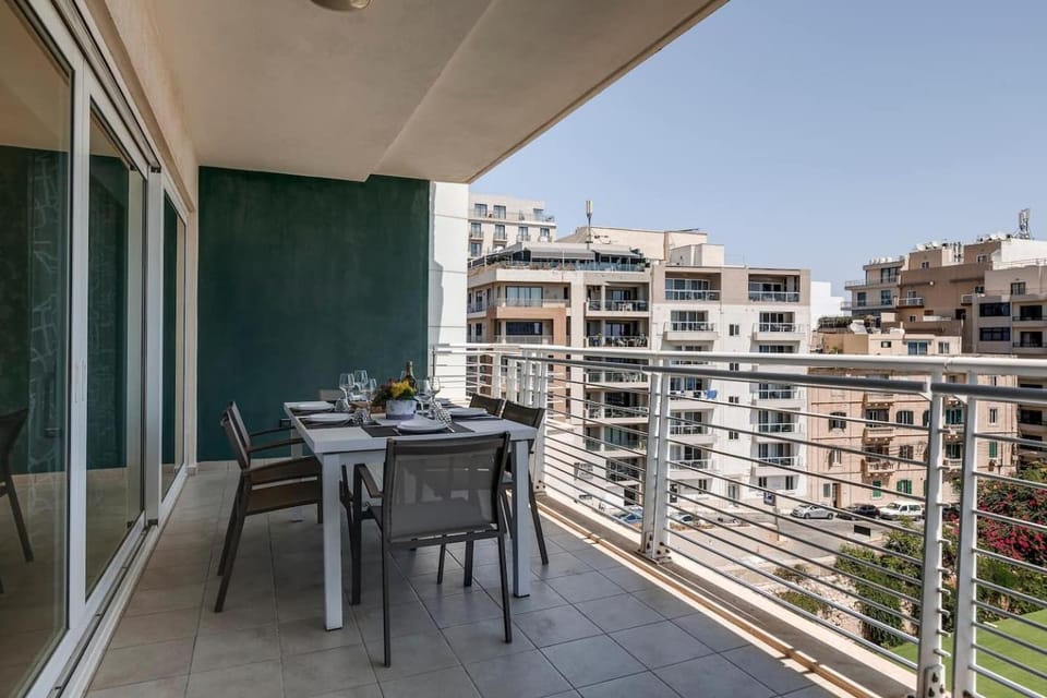 602 Sliema 3Bed seafront with Pool by Homely House in Sliema