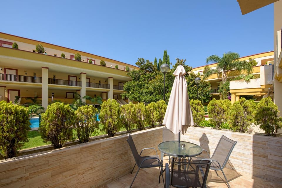 Property building, Balcony/Terrace, Living room