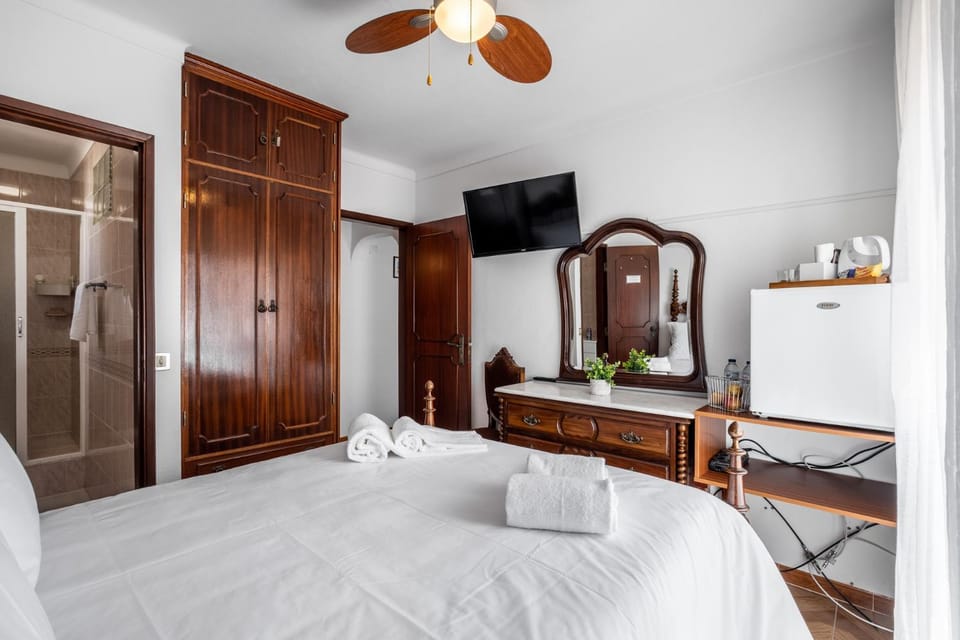 Bed, TV and multimedia, wardrobe