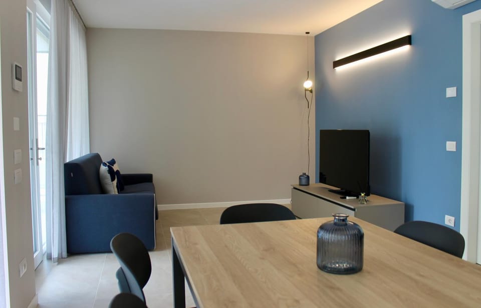 Communal lounge/ TV room, TV and multimedia, Living room, Seating area, Evening entertainment