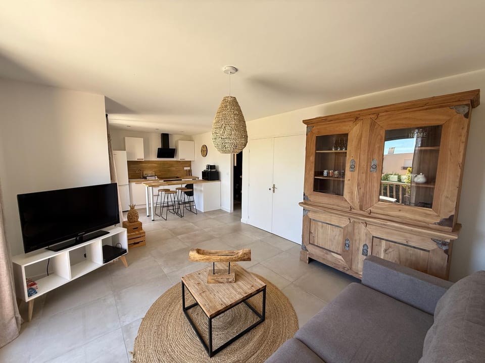 Appartement de vacances au calme absolu, vue mer. Apartment in Roquebrune-sur-Argens