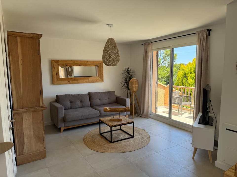 Appartement de vacances au calme absolu, vue mer. Apartment in Roquebrune-sur-Argens
