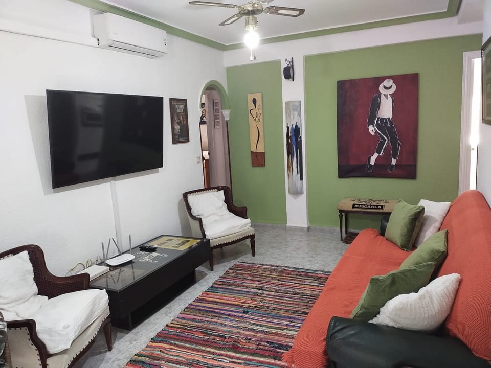 Communal lounge/ TV room, TV and multimedia, Living room, Seating area, air conditioner